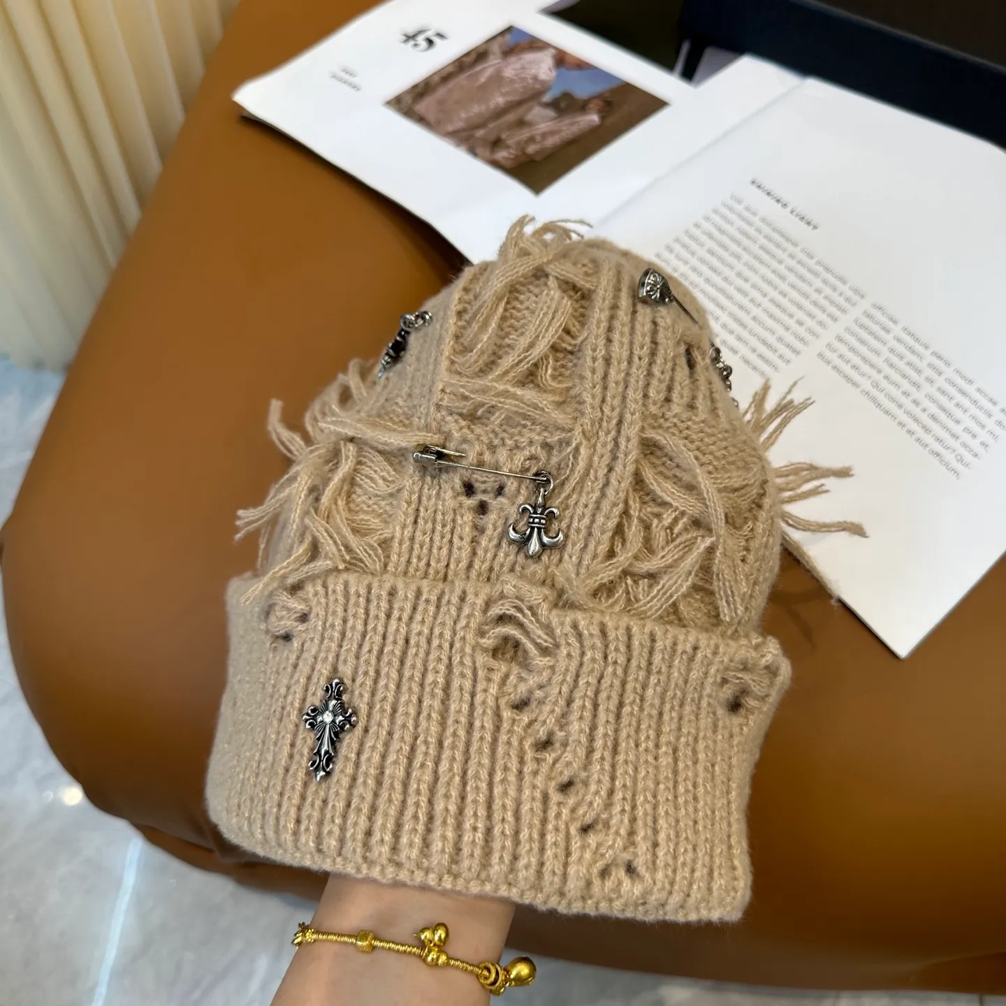 P60 🤍Chrome hearts new autumn and winter cross knitted hat🧶 One of the must-have hats in autumn and winter~ It really looks good on whoever wears it~, it is also a perfect match in black and white and gray in autumn~